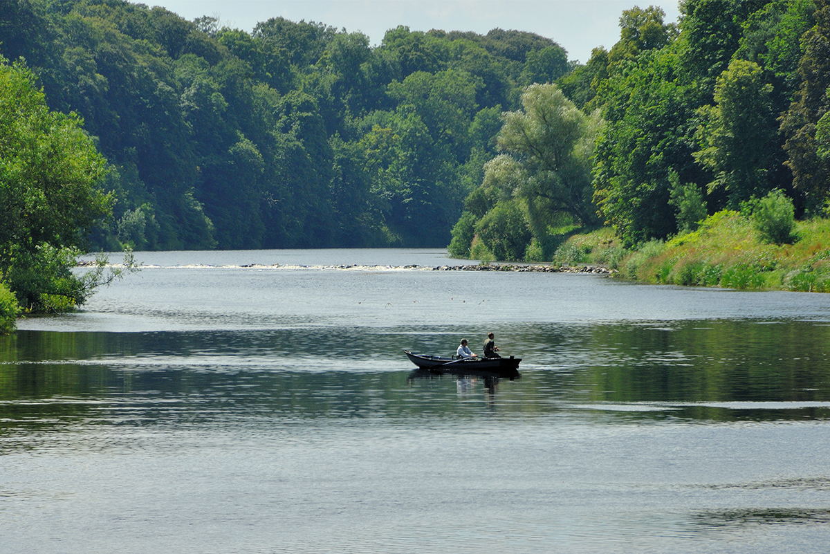 Milne-Graden-Fishing-River-Tweed-Boat-with-anglers-in-Summer-