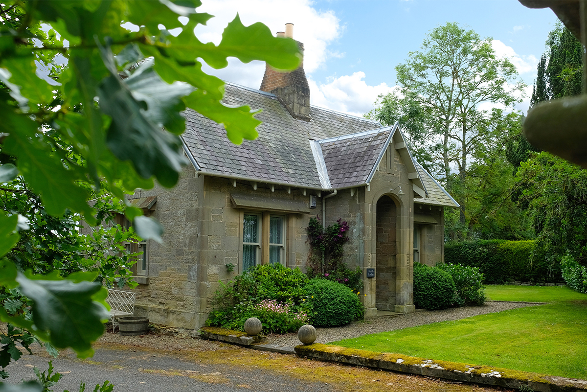 https://talesofthetweed.co.uk/wp-content/uploads/2020/07/Milne-Graden-Summer-North-Lodge-Cottage-Garden-1.jpg